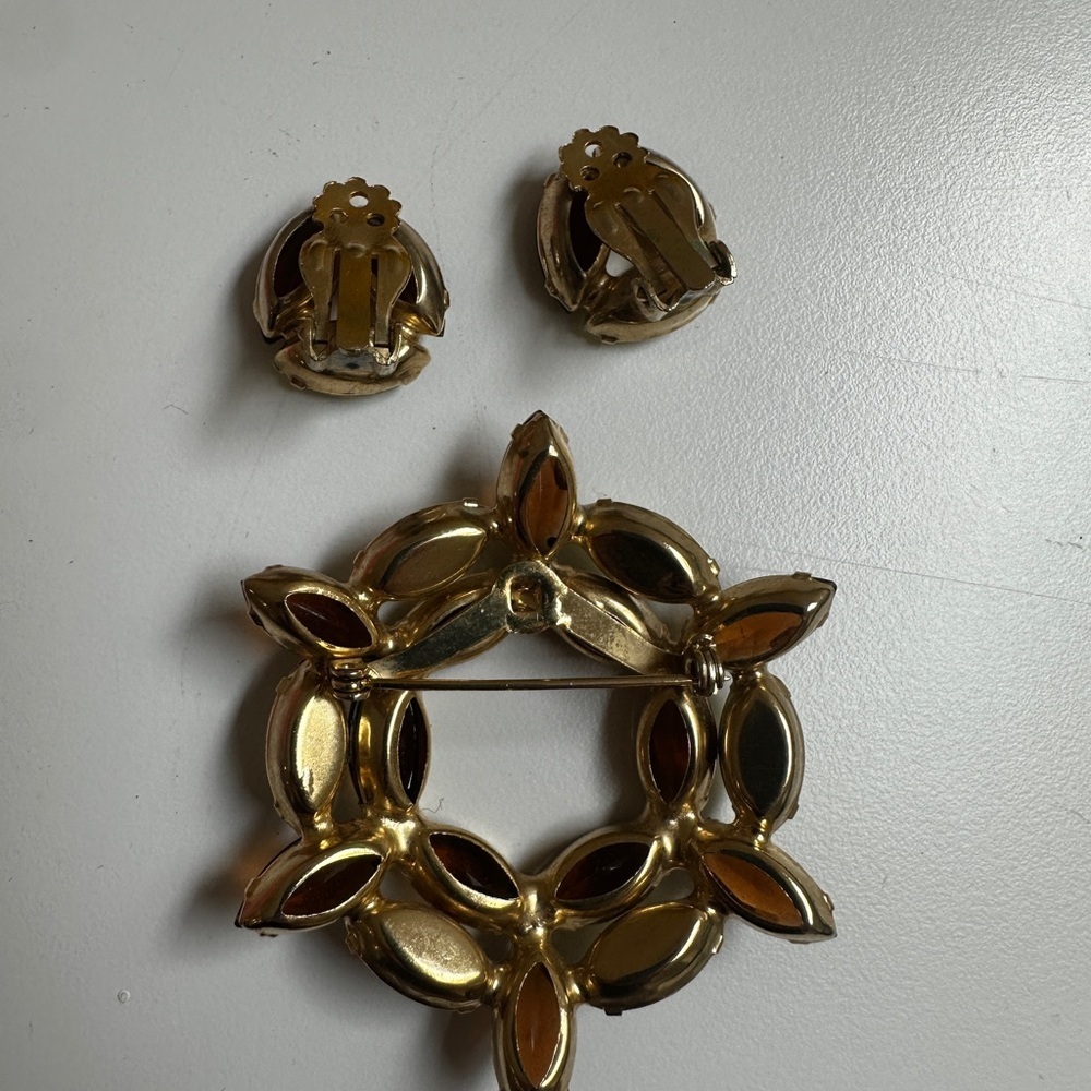 Vintage yellow and root beer rhinestone brooch set - Picture 6 of 7